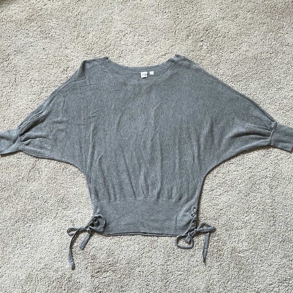 Women’s 3/4 sleeve grey sweater. Size S